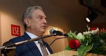 金融メディアの「勘違い」と、ソロスが嵌った「落し穴」の共通点=近藤駿介 Adrin Shamsudin / Shutterstock, Inc.