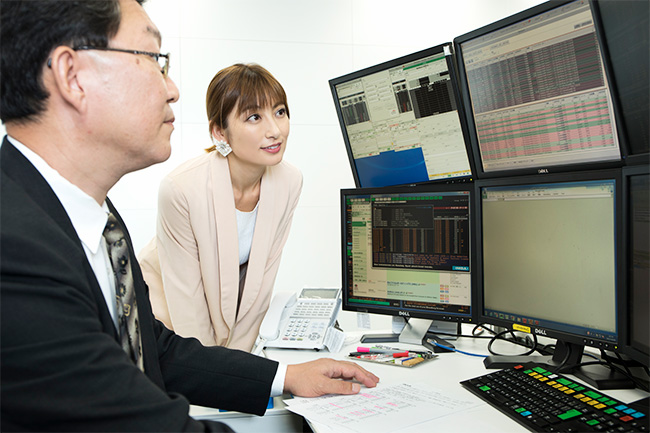 トレーディングルームを見学。たくさんのモニタを前に興味津々
